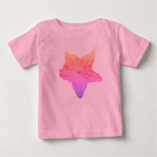 Blume mit ausgeblendetem Regenbogen auf einem rosa Baby T-shirt
