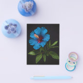 Blume mit blauem Hibiskus auf Schwarz, Flyer (Einzeln)
