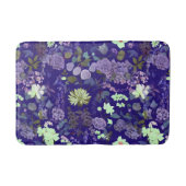 Blume mit eleganter und geheimnisvoller Atmosphäre Badematte (Vorderseite)