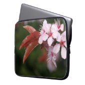 Blume mit Federlicht rosa Pollen Laptopschutzhülle (Vorderseite Links)
