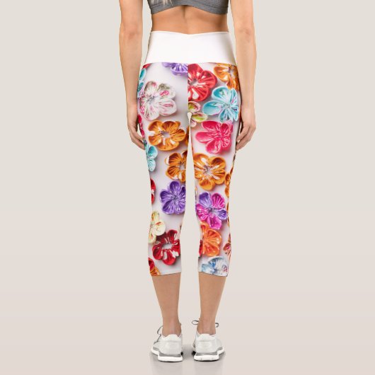 Blume mit Handnähte, Multicolor Capri Leggings (Rückseite)