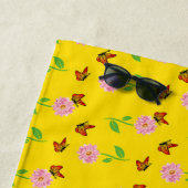 Blume mit Schmetterlingen auf gelbem Hintergrund Strandtuch (Beispiel)