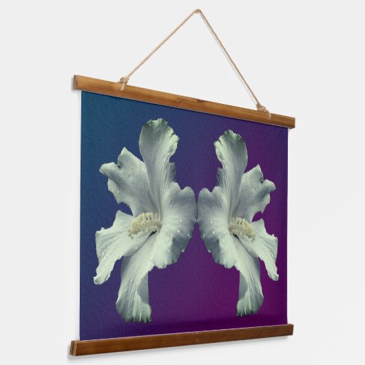 Blume mit weißem Hibiskus Wandteppich Mit Holzrahmen (Gewinkelt)