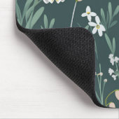 Blume mit weißem Schnee auf Grün Mousepad (Ecke)