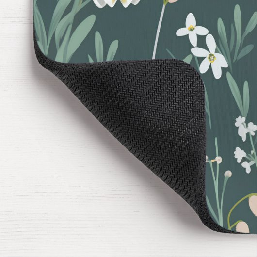 Blume mit weißem Schnee auf Grün Mousepad (Ecke)