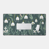 Blume mit weißem Schnee auf Grün Schreibtischunterlage (Tastatur & Maus)