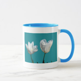 Blume mit weißem Tulpenhintergrund Tasse
