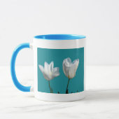 Blume mit weißem Tulpenhintergrund Tasse (Links)
