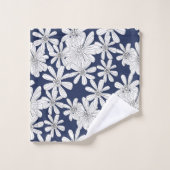 Blume mit weißer Hand auf blauem Blütendruck Badhandtuch Set (Waschlappen)