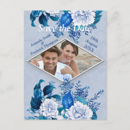 Blume mit weißer Rose auf blauem Musterpapier Ankündigungspostkarte