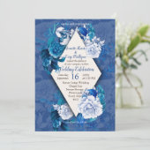 Blume mit weißer Rose auf blauem Musterpapier Einladung (Stehend Vorderseite)
