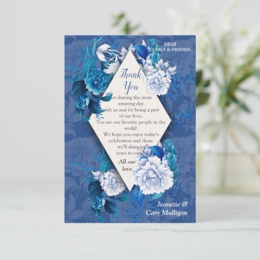 Blume mit weißer Rose auf blauem Musterpapier RSVP Karte (Stehend Vorderseite)