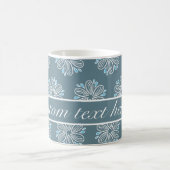 Blume Muster in Blau und Weiß mit Text Kaffeetasse (Mittel)