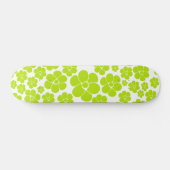 Blume Muster in Lime Green und White Skateboard (Horizontal)