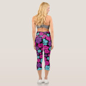Blume Muster - Rosa, Lila, Blau und Schwarz Capri Leggings (Rückseite)