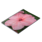 Blume Notebook mit hellrosa Impatiens Notizblock (Linke Seite)