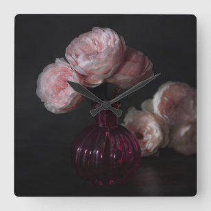 Blume   Pellrosafarbene Erdnüsse in Vase Quadratische Wanduhr