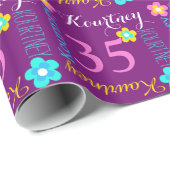 Blume personalisierter Name im Alter von 35. Gebur Geschenkpapier (Rolleneckpunkt)