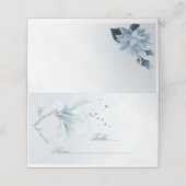 Blume-Platzkarte in staubblauen Farbtönen Platzkarte (Außenseite Aufgefaltet)