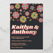 Blume Power 70er Retro Groovy Hochzeit Probe Folieneinladung (Vorderseite)