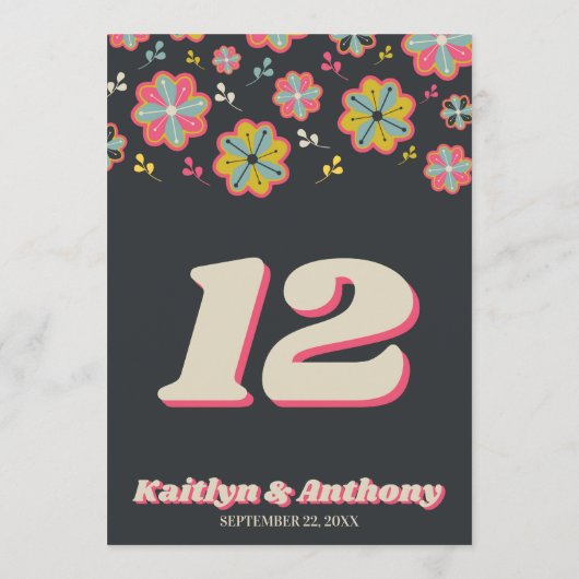 Blume Power 70er Retro Groovy Hochzeitstisch Nr. Einladung (Rückseite)