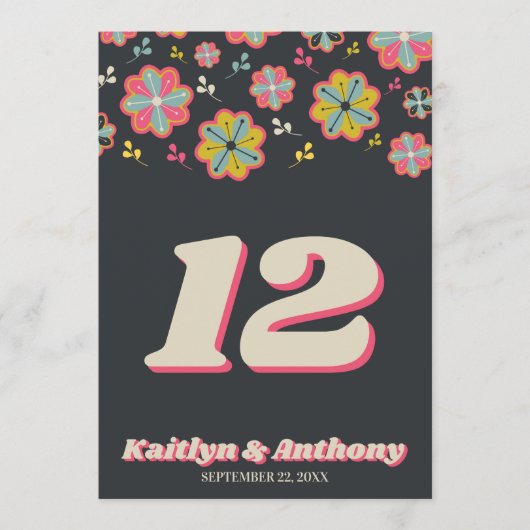 Blume Power 70er Retro Groovy Hochzeitstisch Nr. Einladung (Vorderseite)