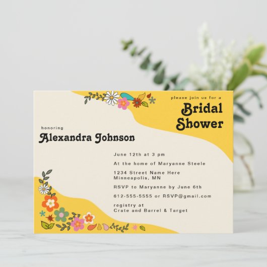 Blume Power Gelb 70er Jahre inspiriert Brautparty Einladung (Stehend Vorderseite)