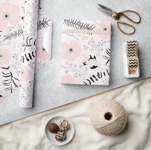 Blume Rosa Schwarzes Botanisches Muster Geschenkpapier (Kunsthandwerk)
