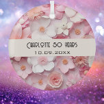 Blume Rosa weiße Geburtsname Ornament Aus Glas<br><div class="desc">Ein rosa-weiße Blume-Muster. Personalisieren und fügen Sie einen Namen und ein Datum hinzu.</div>