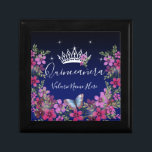 Blume Schmetterling Quinceanera Erinnerungskiste<br><div class="desc">Schöne Imitate glänzen Sterne an der oberen Grenze. Elegantes und trendiges Design mit extravaganter Schrift-Typografie. Alle Texte sind individuell einstellbar und lassen sich für Ihr eigenes Party leicht ändern. Grosses elegantes Quinceañera Design. Erhältlich in verschiedenen Farben. Schöne Prinzessin Tiara mit Blume-Arrangement,  blauer Schmetterling mit unten Blumenrand. Verschiedene Hintergrundfarben verfügbar.</div>