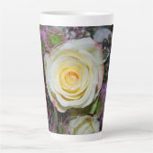 Blume Strauß Latte Tasse (Vorderseite)