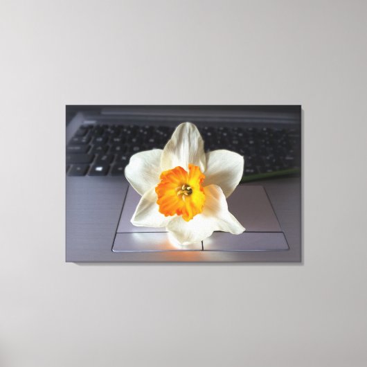Blume über Tastatur Leinwanddruck (Vorderseite)