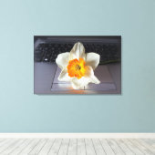 Blume über Tastatur Leinwanddruck (Insitu (Holzboden))