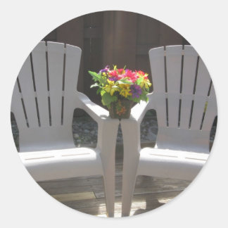 Blume und Adirondack-Stühle Runder Aufkleber