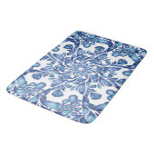 Blume und Blattmandala in der Blues Badematte (Schrägansicht)