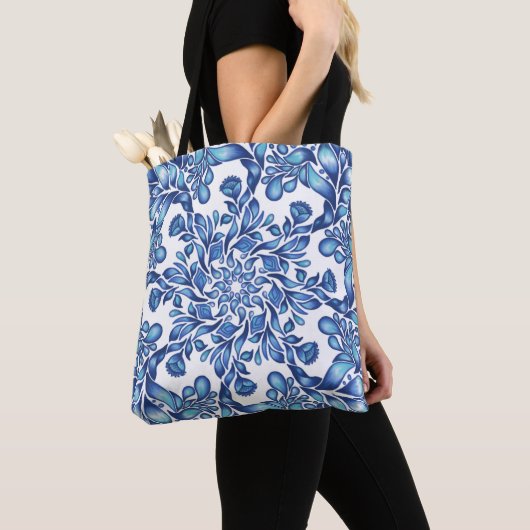 Blume und Blattmandala in der Blues Tasche (Von Nahem)
