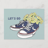 Blume und Blue Sneakers gehen Postkarte (Vorderseite)