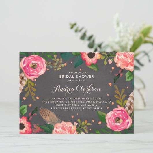 Blume und Feathers Chalkboard Brautparty Einladung (Stehend Vorderseite)