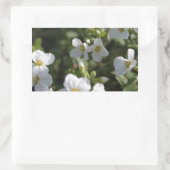 Blume und grüne Blätter in einem weißen Sommergart Rechteckiger Aufkleber (Tasche)