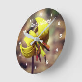 Blume und Insektenfreund Runde Wanduhr (Winkel)