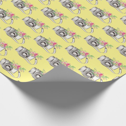 Blume und Kamera auf gelbem Papier Geschenkpapier (Ecke)