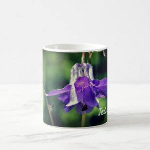 Blume und Personalisierte Biene durch Kolumbus Kaffeetasse