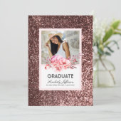 Blume und Rose Gold Glitzer Foto Abschluss Einladung (Stehend Vorderseite)