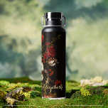 Blume Vintag Floral Art Gold Mit Monogramm Schwarz Trinkflasche<br><div class="desc">Erstellen Sie Ihre eigenen individuellen, personalisierten, Vintagen Kunst / Blume / Blumenkunstliebhaber, elegante Imitate Gold Typografie Drehbuch, klassisch schwarz, verschüttungssicher, Edelstahl, kondensationsresistentes Äußeres, mit Monogramm matte schwarz haltbare doppelwandige Thor Kupfer Vakuum Insulated Bottle, die Getränke behalte warm für 12 Stunden oder kalt für 48 Stunden, mit einer schönen Vintagen intricate...</div>