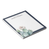 Blume von Aquarellpinken vom Schreibtisch aus Notizblock (angewinkelt)