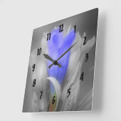 Blume von blauen Andern in Schwarz und Weiß Quadratische Wanduhr (Winkel)