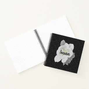 Blume "White Gardenia" auf dem Schwarz-Weiß-Polka- Notizblock