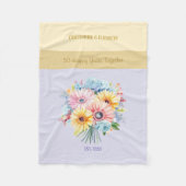 Blume zum 50-jährigen Goldjubiläum lila Fleecedecke (Vorderseite)