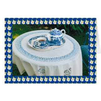 Blume zum blauen und weißen Tee