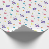 Blumen auf scharfer weißer Geschenk-Verpackung Geschenkpapier (Ecke)